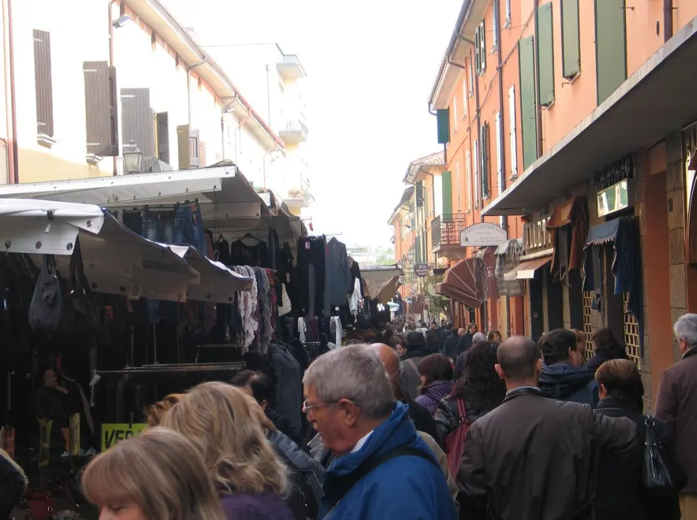 Cantiere parte alta di via Cavour: le bancarelle del mercato si spostano in piazza e in altri spazi
