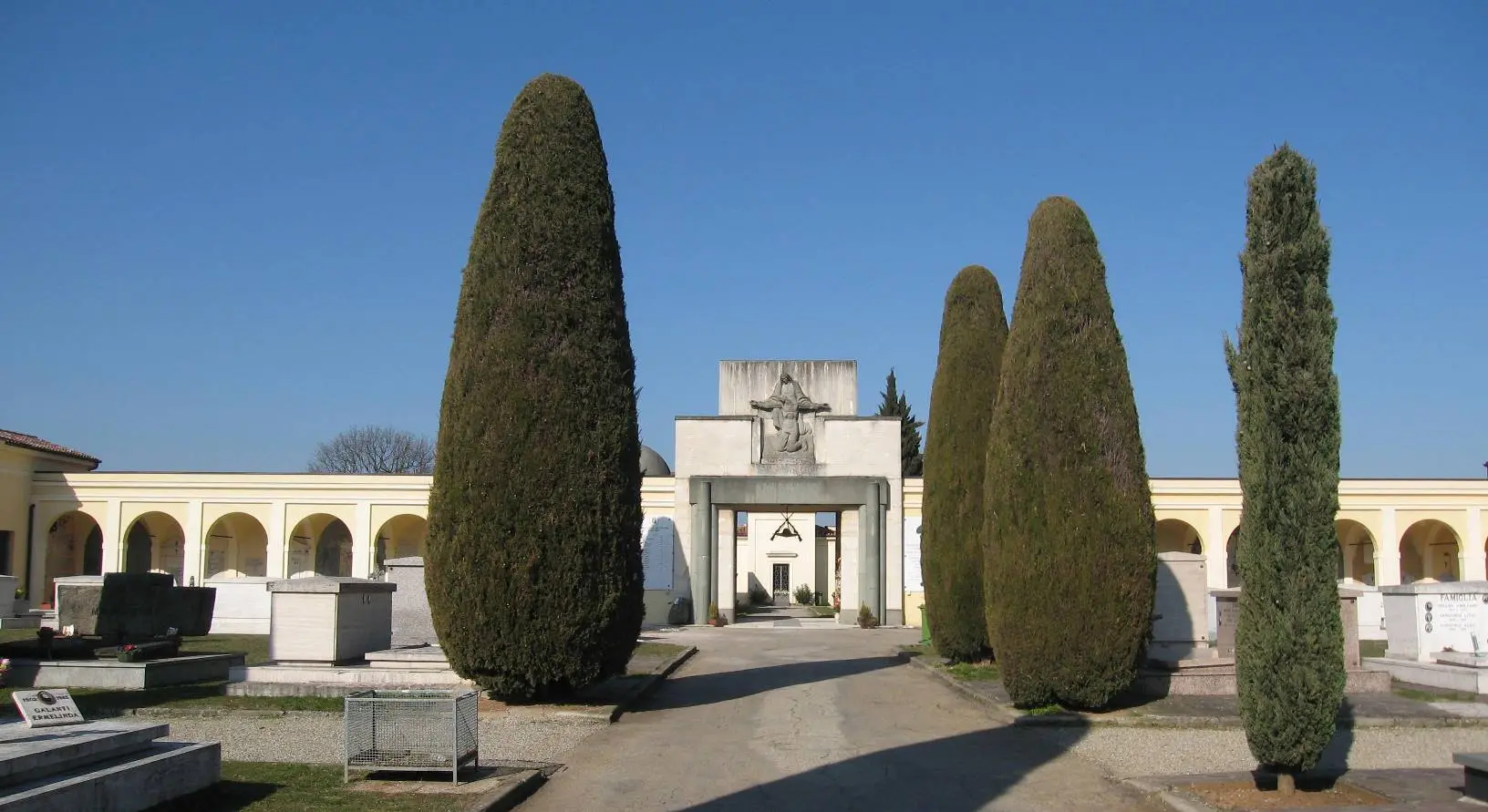 Bando per la concessione di gruppi famigliari nel cimitero comunale di Castel San Pietro Terme