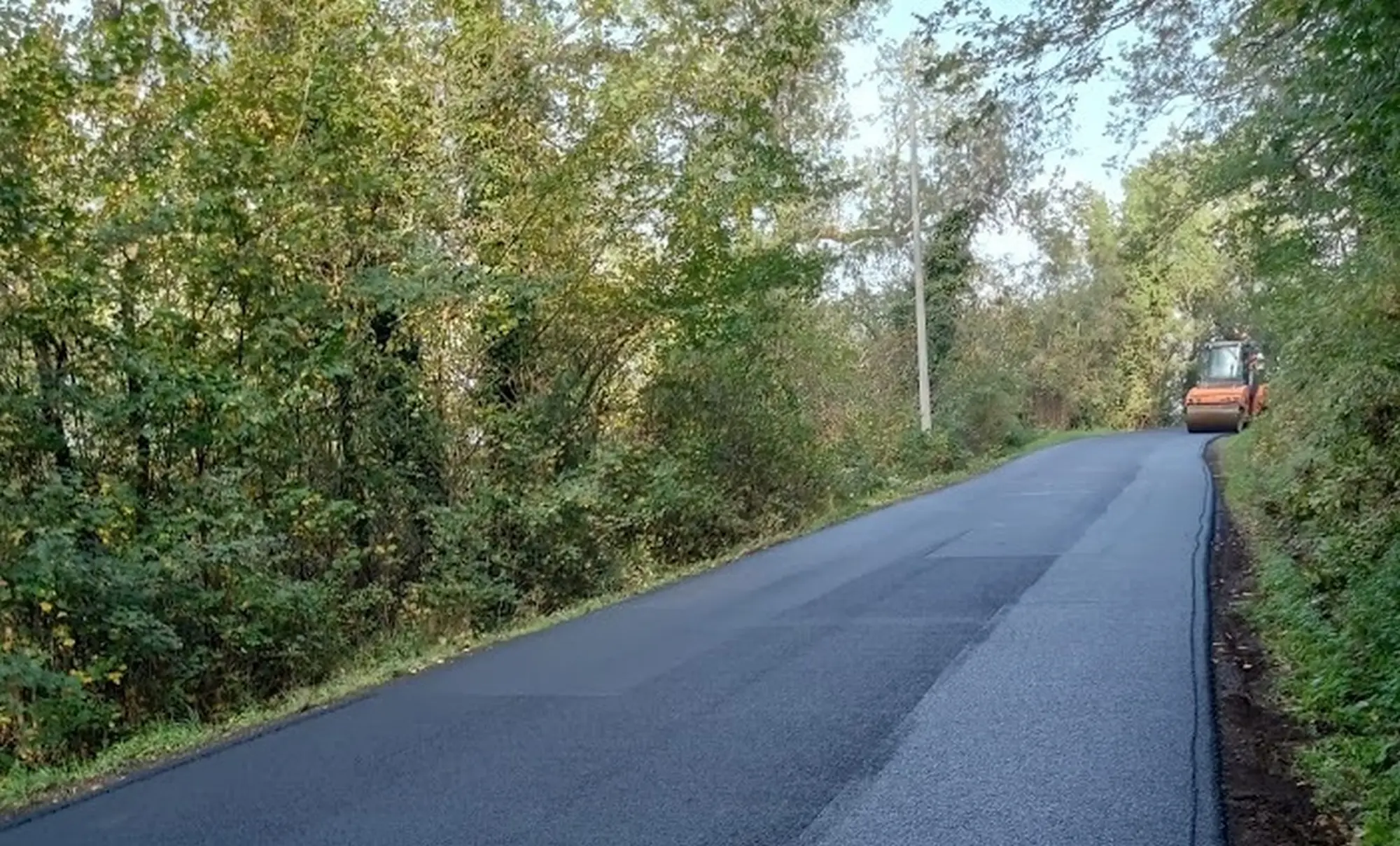 Asfaltati due chilometri di via Montecalderaro