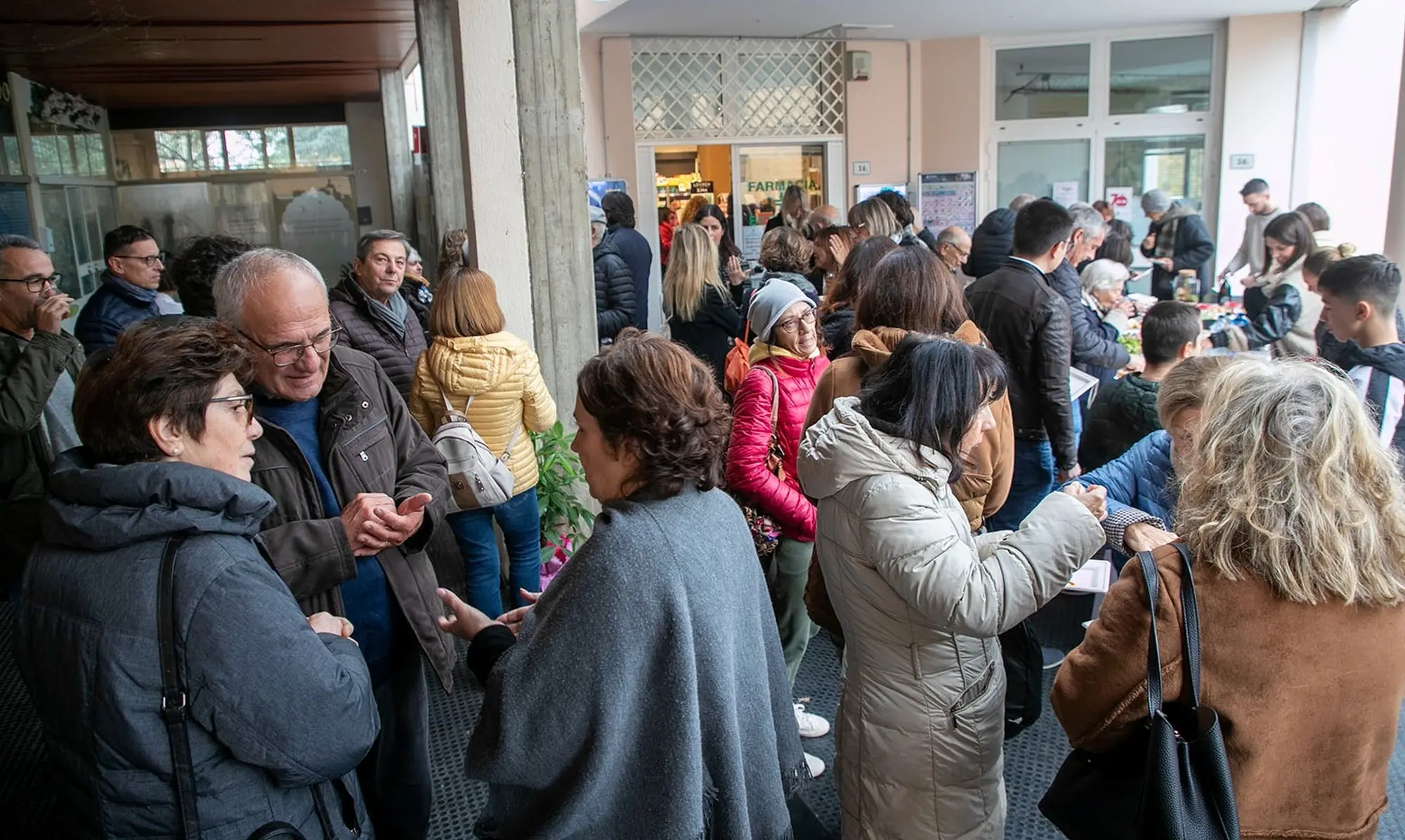 Tanti cittadini all'inaugurazione della rinnovata Farmacia comunale Bertella