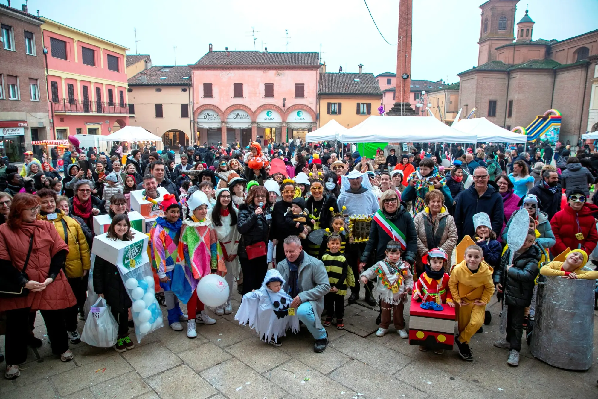 143 maschere in gara al Carnevale castellano: vincono “Indiano”, “Fantasmino” e “Famiglia di Api”